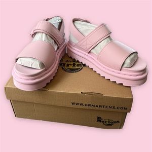 New Dr. Martens Voss sandals 💗